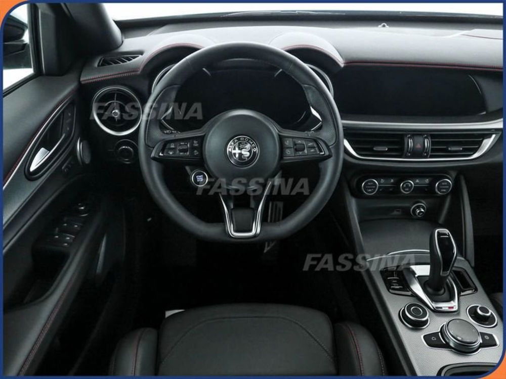 Alfa Romeo Stelvio nuova a Milano (10)