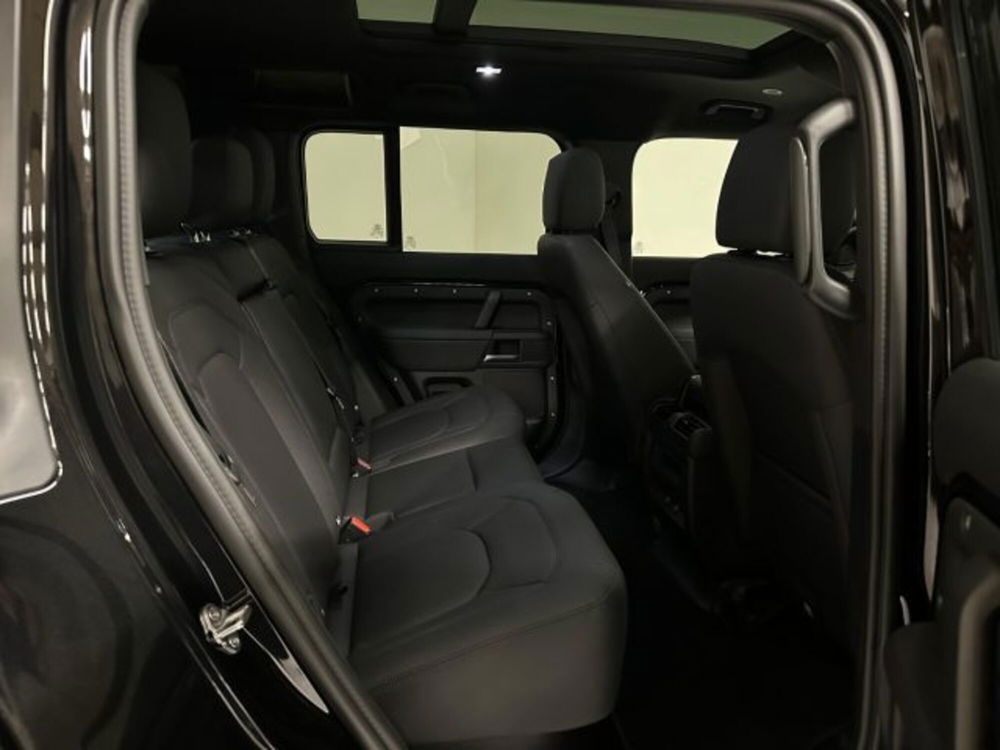 Land Rover Defender nuova a Novara (5)