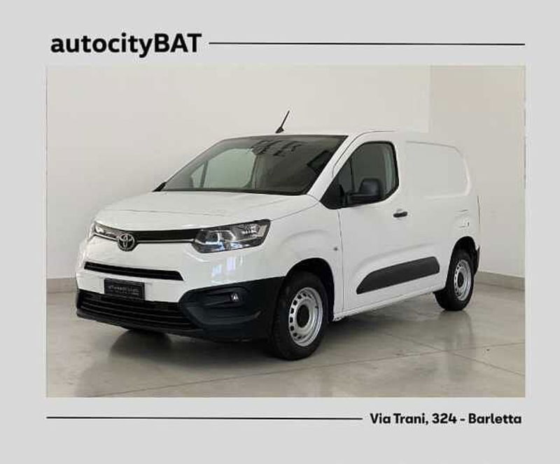 Toyota Proace City Verso City Verso 1.5D 100 CV S&amp;S Short D Luxury  del 2020 usata a Barletta