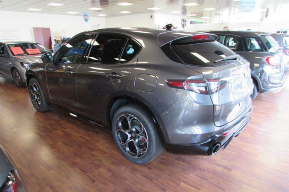 Alfa Romeo Stelvio nuova a Milano (4)