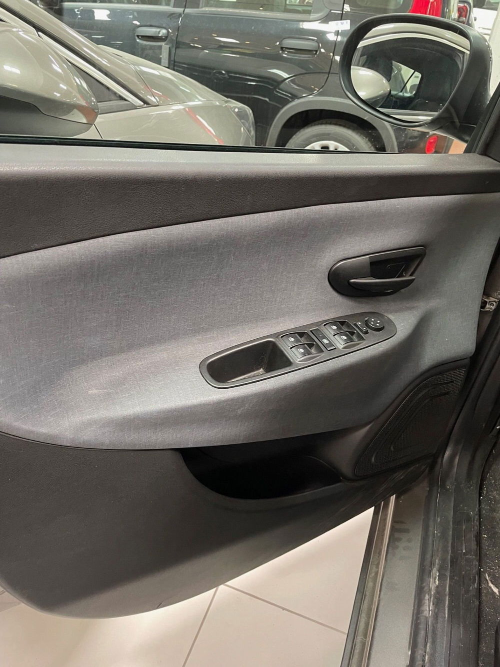 Lancia Ypsilon usata a Lucca (7)