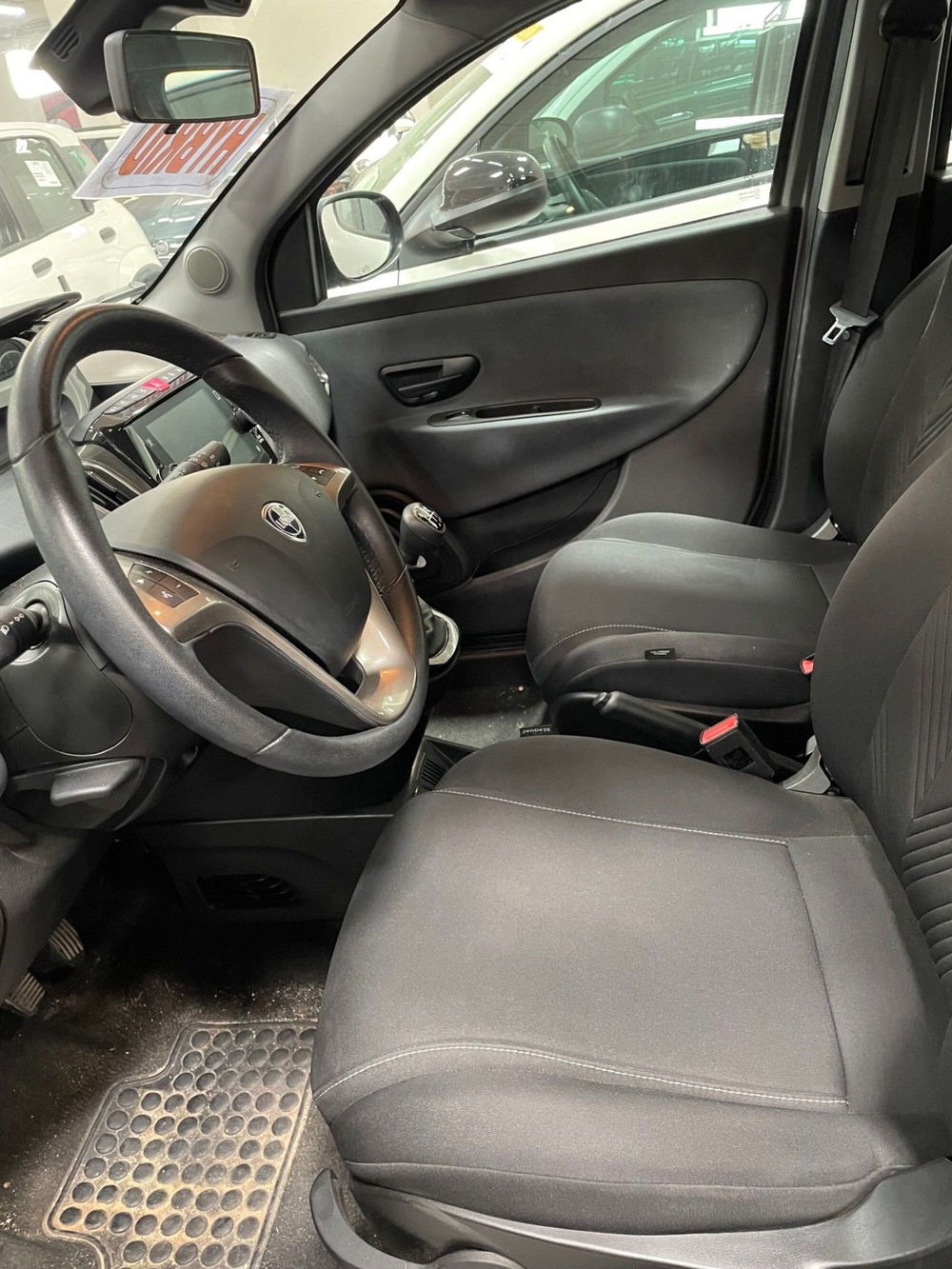 Lancia Ypsilon usata a Lucca (8)