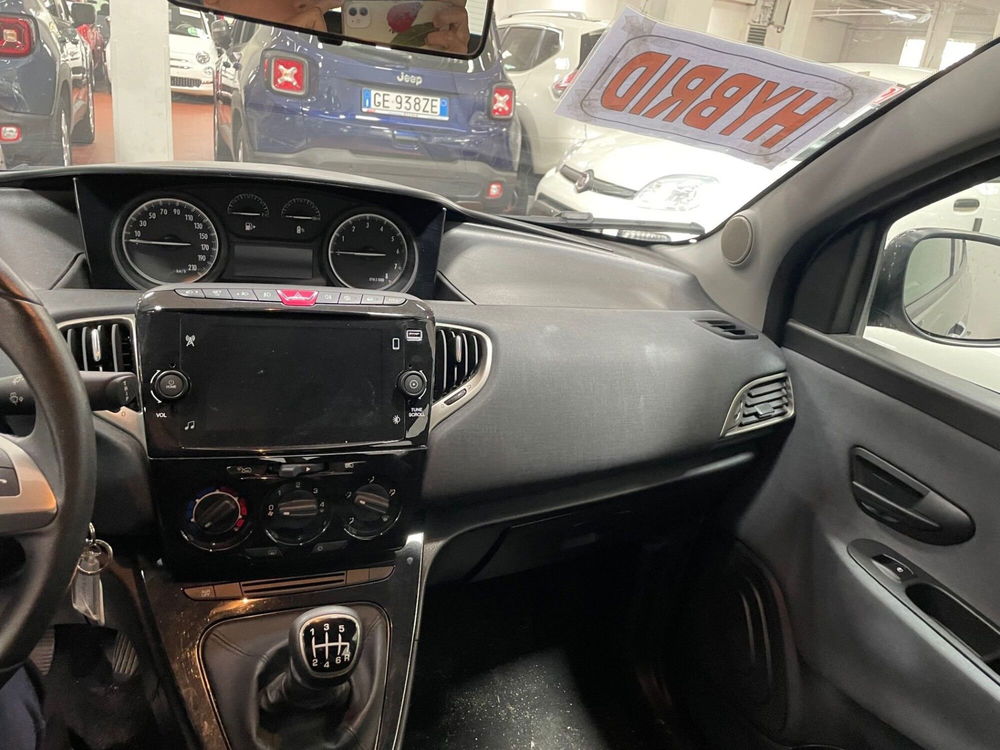 Lancia Ypsilon usata a Lucca (9)