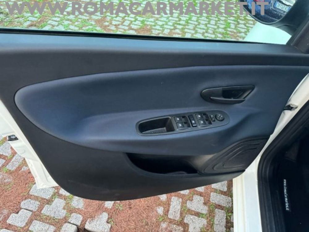 Lancia Ypsilon usata a Roma (10)