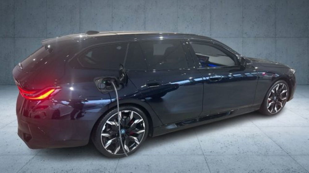 BMW i5 Touring nuova a Verona (2)