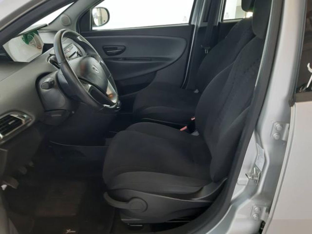 Lancia Ypsilon usata a Padova (8)