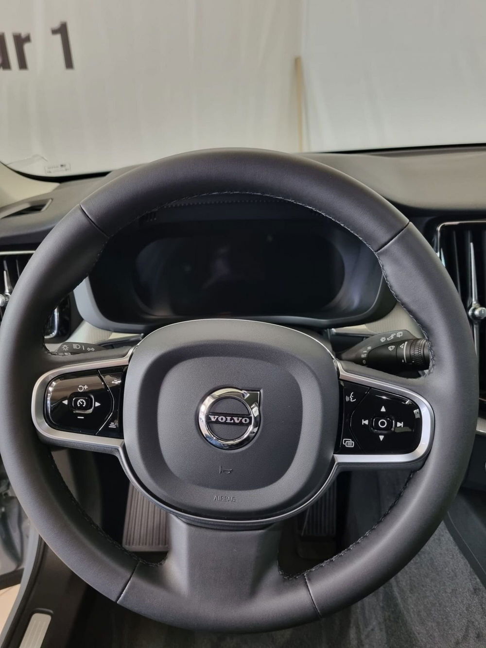 Volvo XC60 nuova a Ferrara (13)