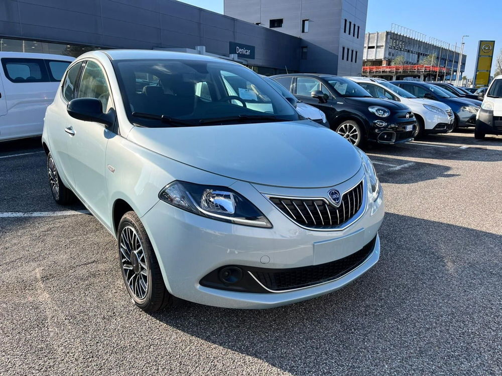 Lancia Ypsilon nuova a Milano (3)