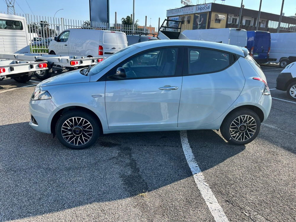 Lancia Ypsilon nuova a Milano (4)