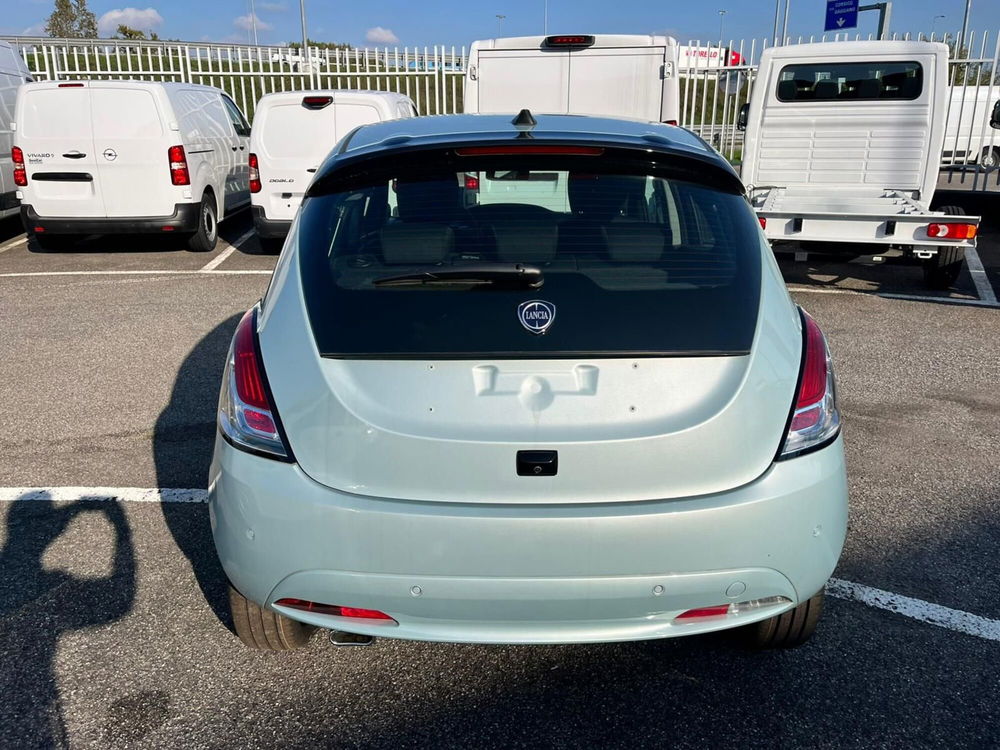 Lancia Ypsilon nuova a Milano (8)