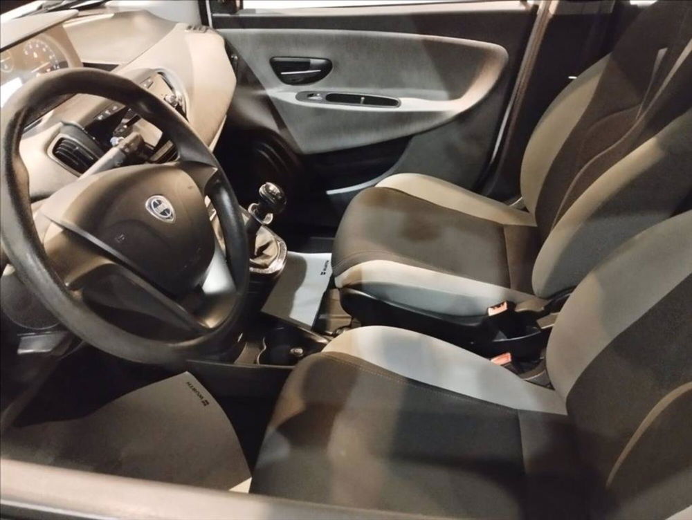 Lancia Ypsilon usata a Milano (13)