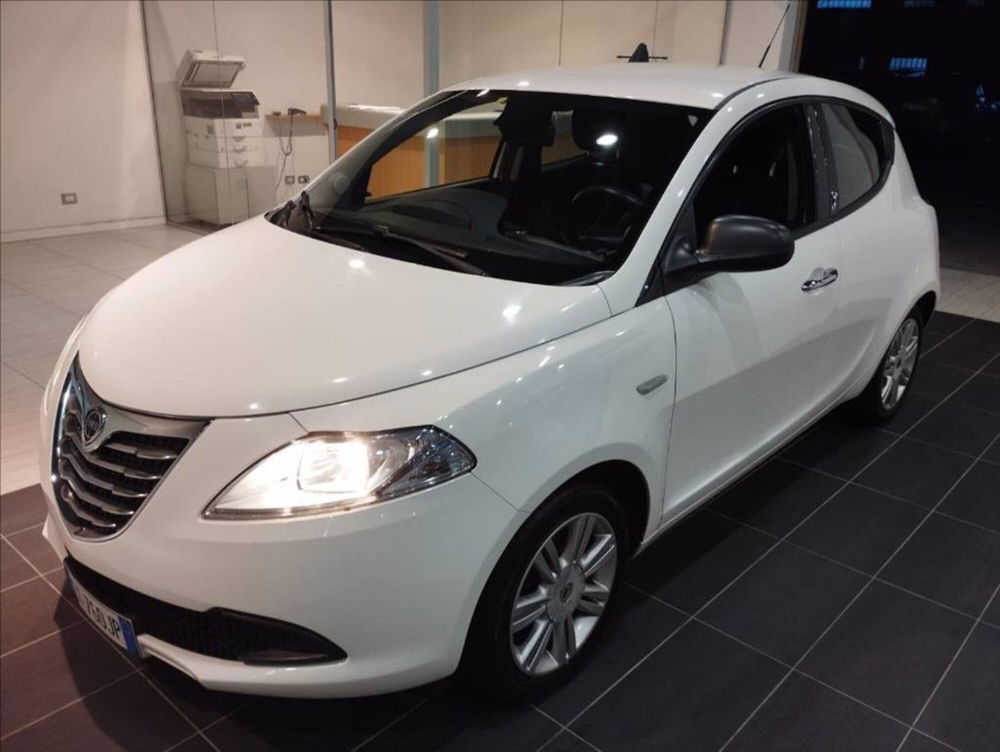 Lancia Ypsilon usata a Milano (6)