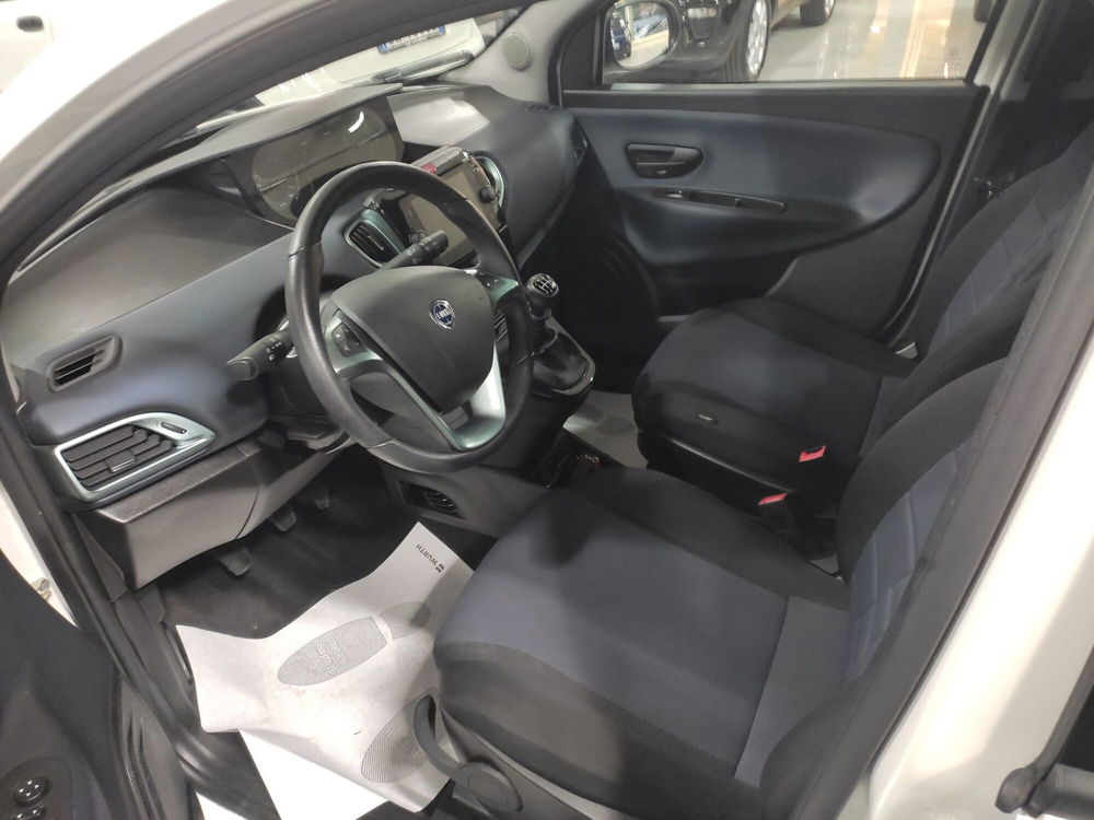 Lancia Ypsilon usata a Prato (8)