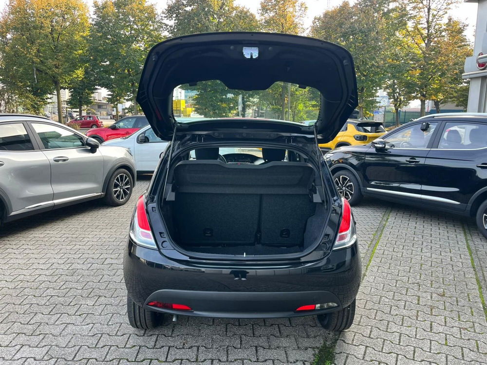 Lancia Ypsilon nuova a Milano (9)