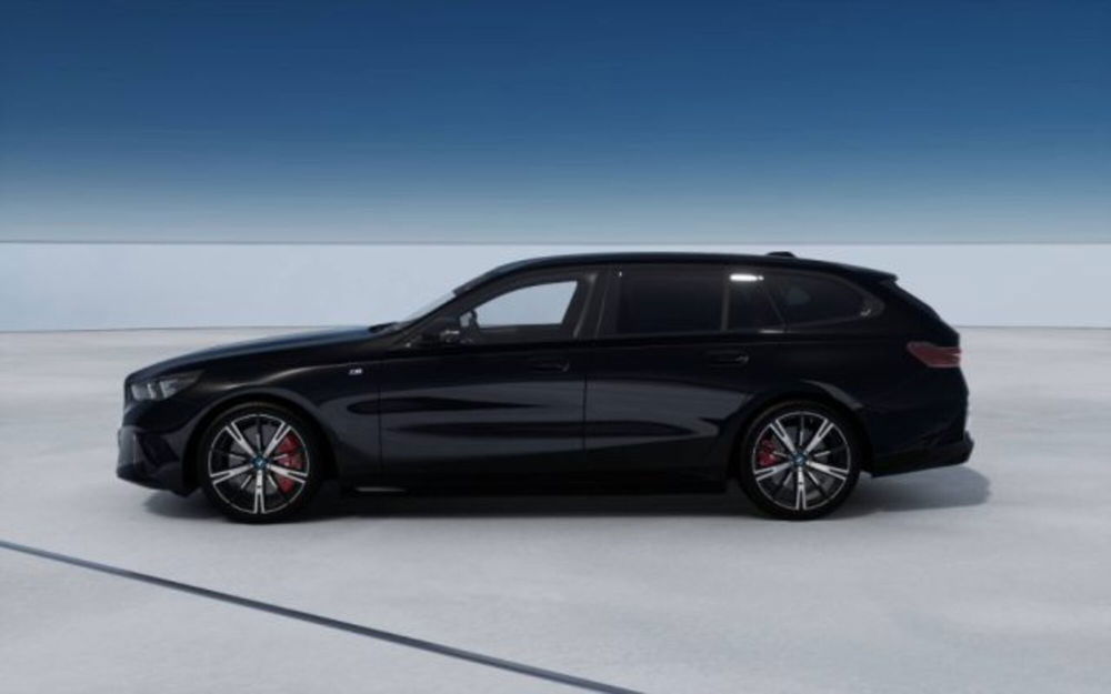 BMW i5 Touring nuova a Modena (4)