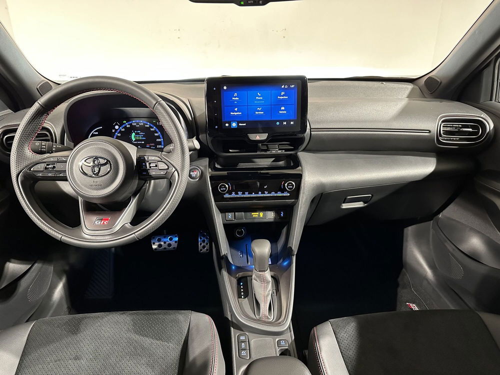 Toyota Yaris Cross nuova a Lecco (9)