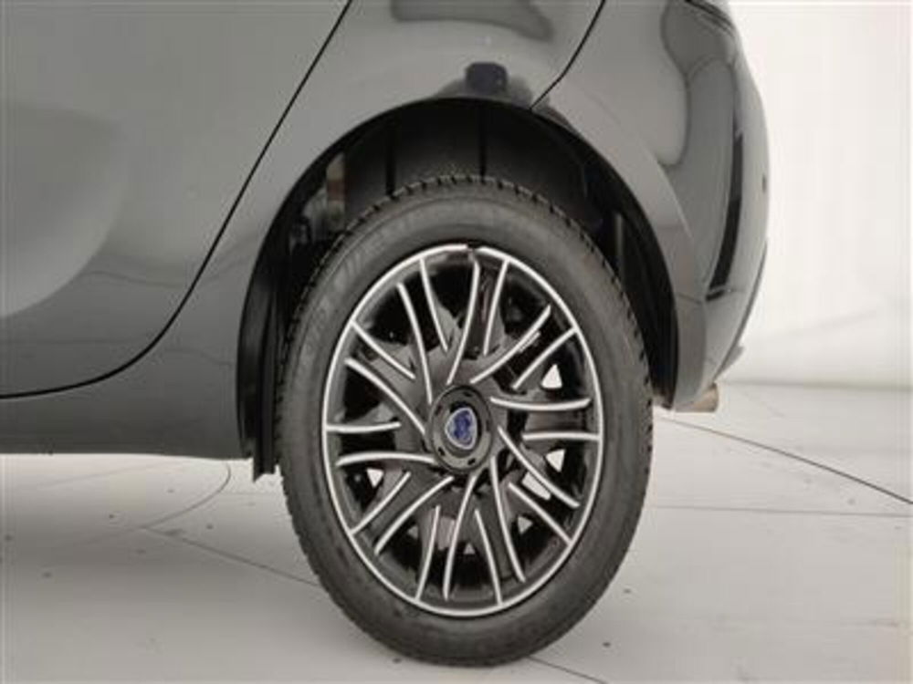 Lancia Ypsilon usata a Bari (12)