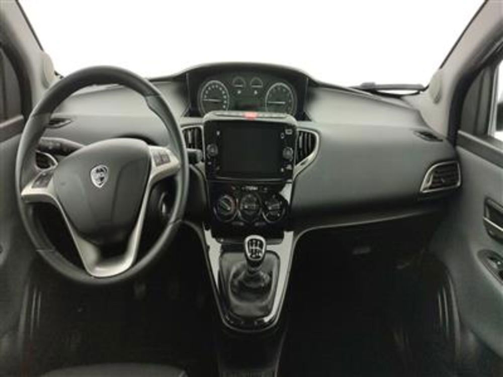 Lancia Ypsilon usata a Bari (14)