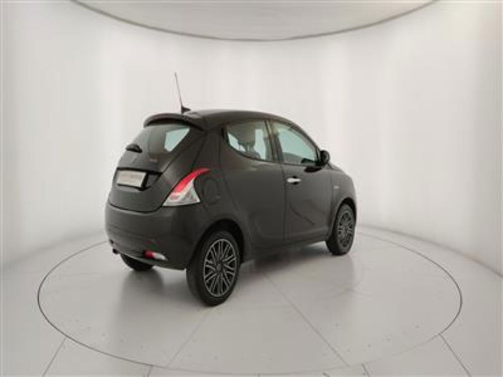 Lancia Ypsilon usata a Bari (8)