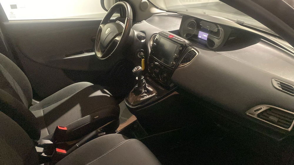 Lancia Ypsilon usata a Bergamo (10)