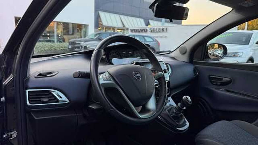 Lancia Ypsilon usata a Milano (10)