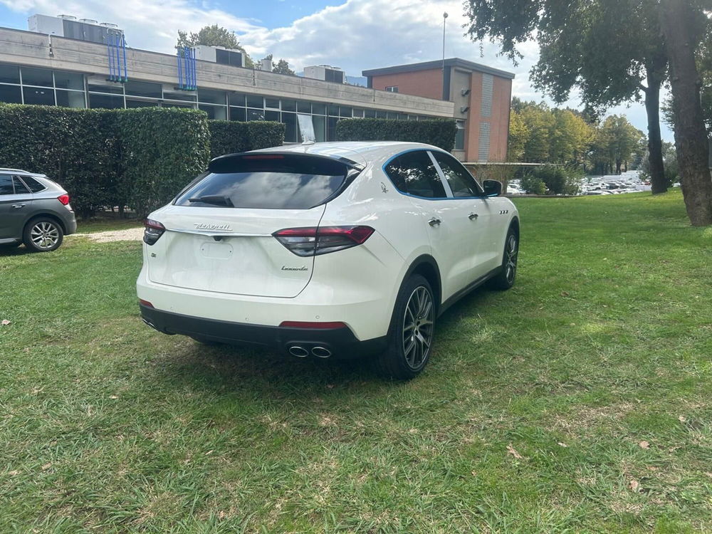 Maserati Levante nuova a Salerno (3)