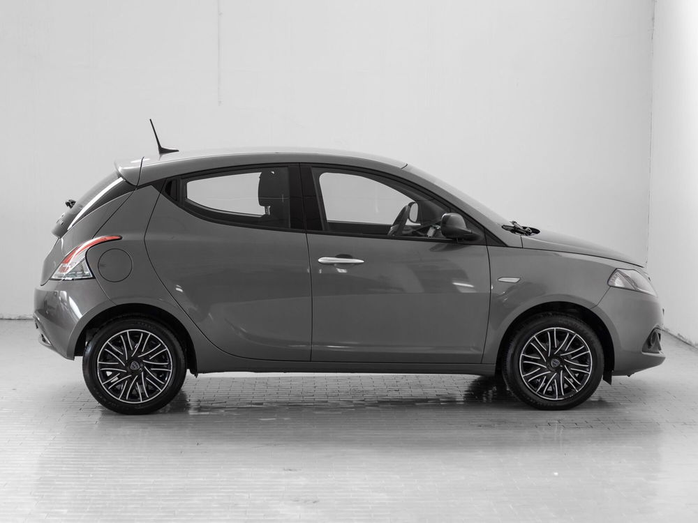 Lancia Ypsilon usata a Prato (4)