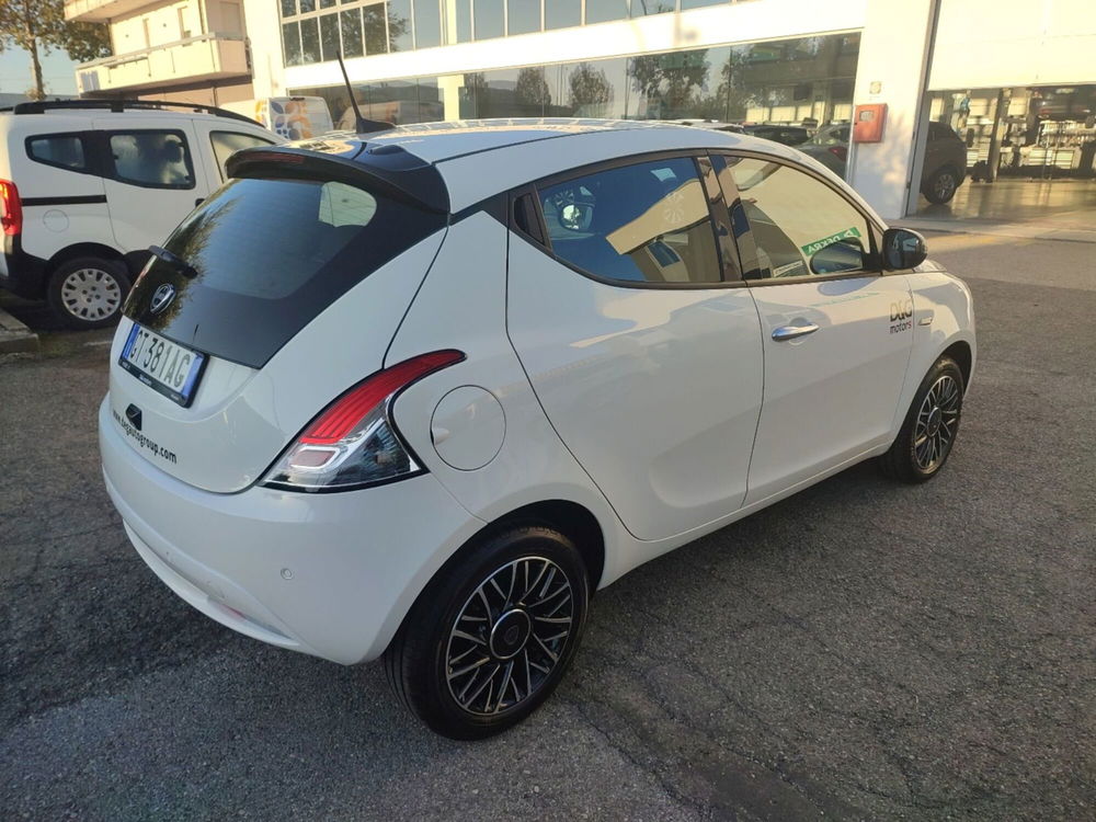 Lancia Ypsilon nuova a Modena (8)