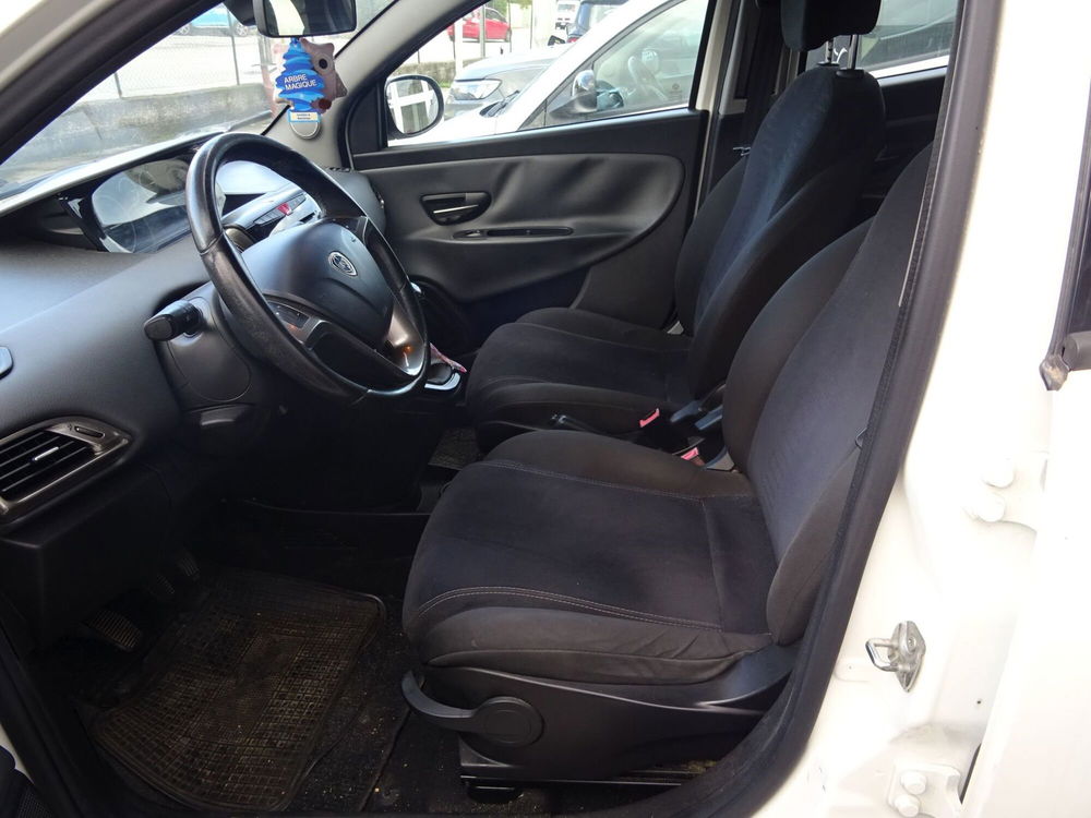 Lancia Ypsilon usata a Lucca (9)