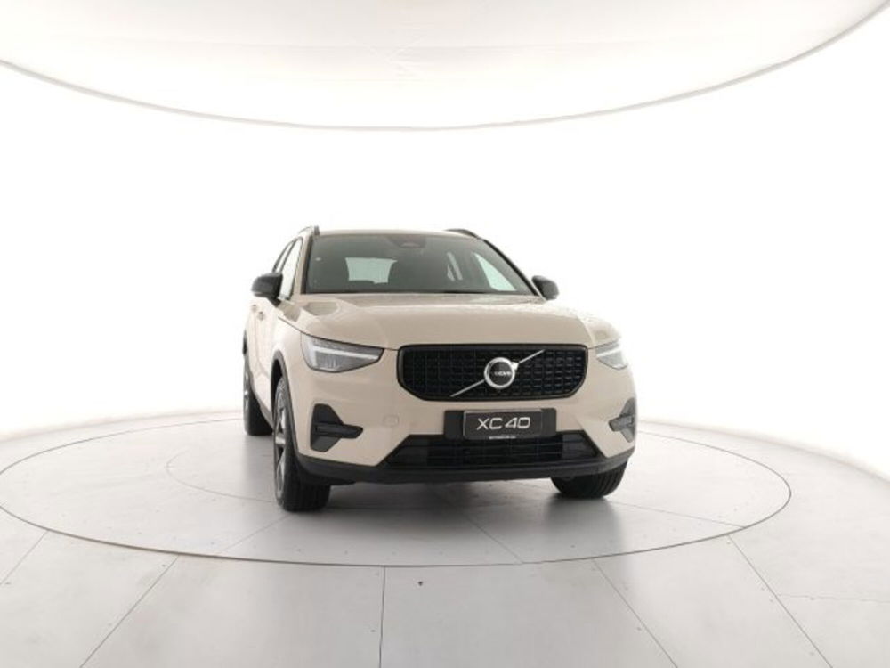 Volvo XC40 nuova a Modena (6)