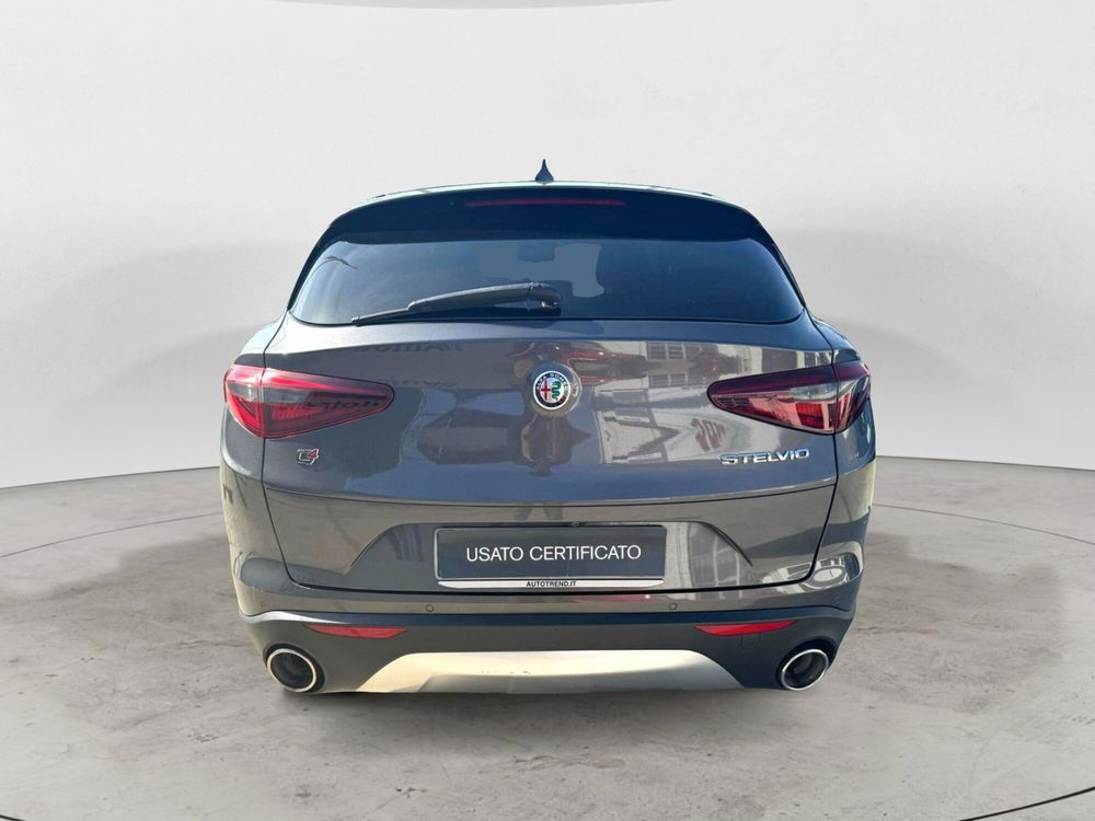 Alfa Romeo Stelvio usata a Bari (4)