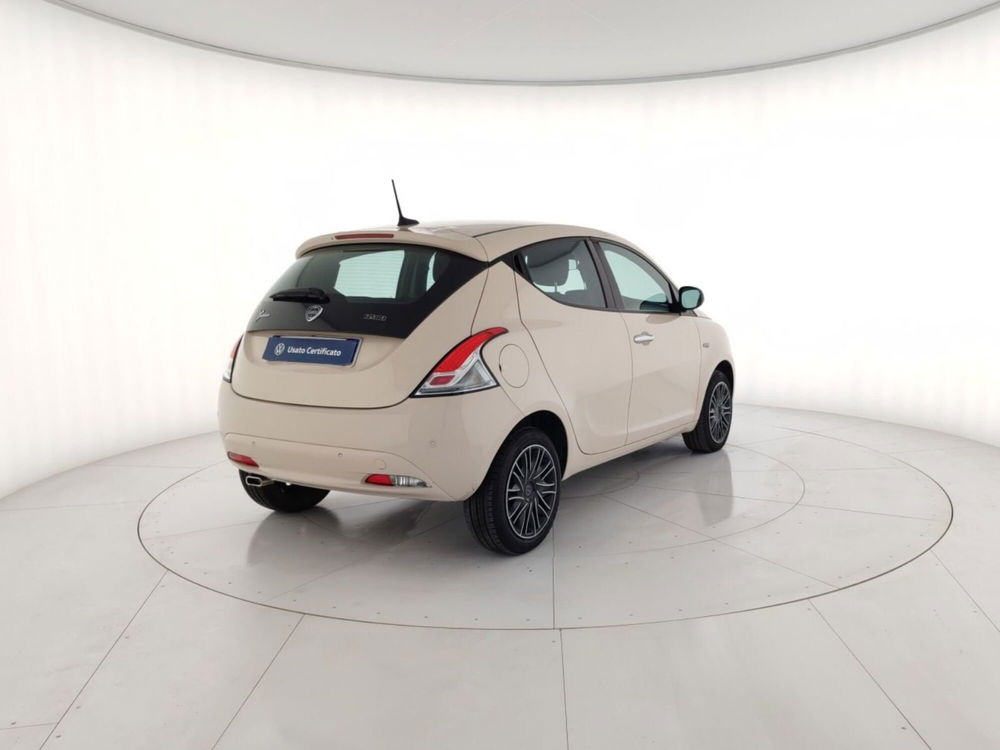 Lancia Ypsilon usata a Massa-Carrara (3)