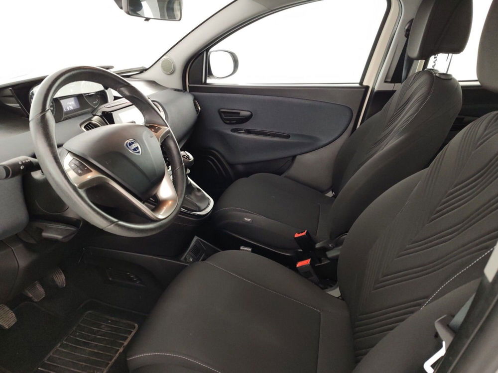 Lancia Ypsilon usata a Massa-Carrara (8)