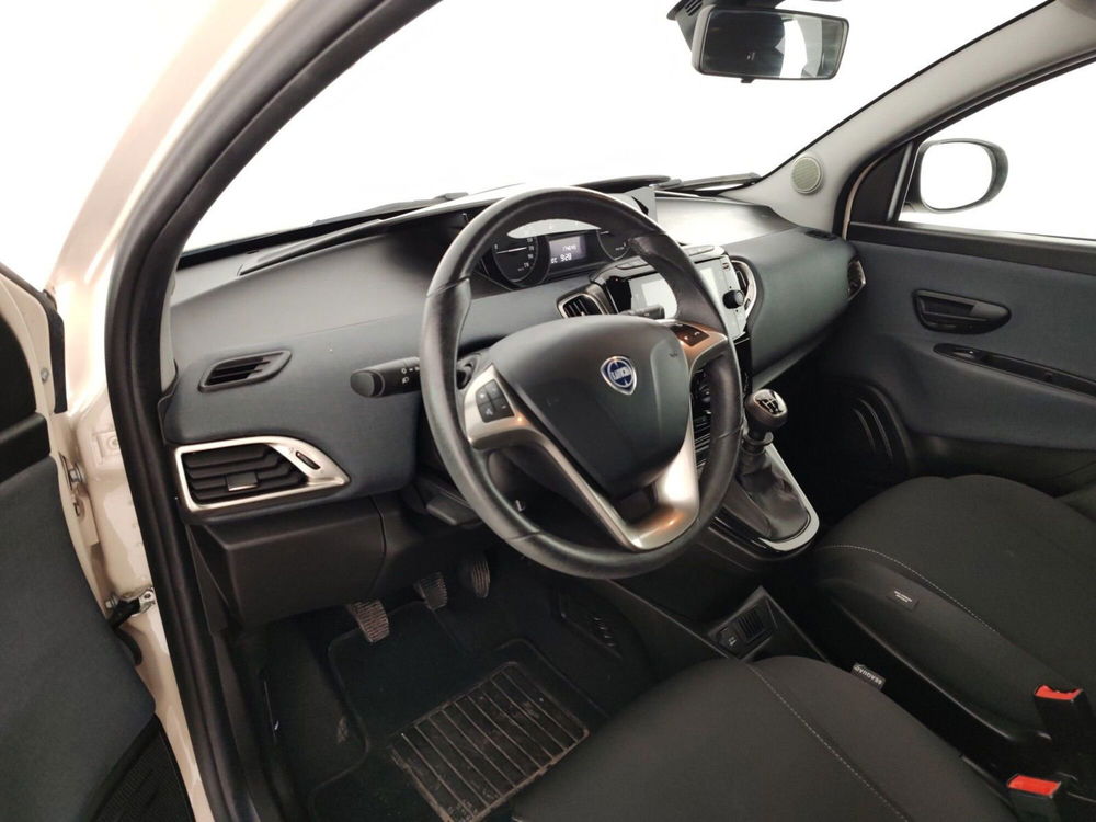 Lancia Ypsilon usata a Massa-Carrara (9)