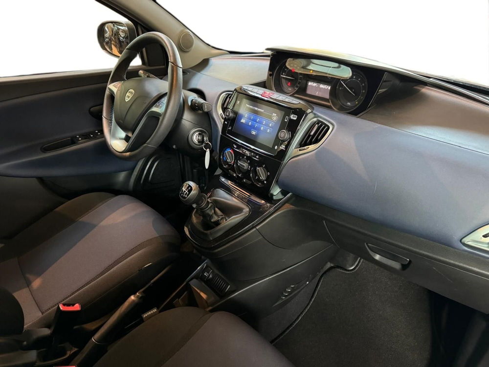 Lancia Ypsilon usata a Milano (6)