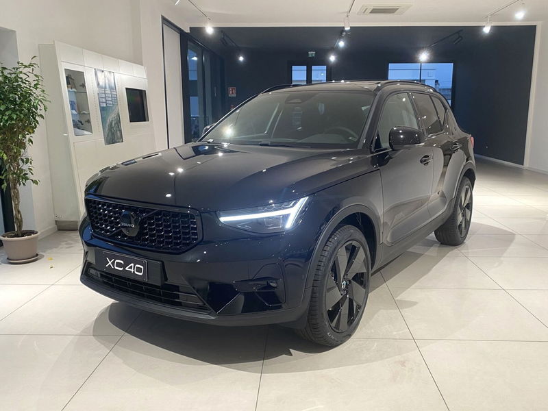 Volvo XC40 2.0 b3 Ultra Black Edition auto nuova a Bari