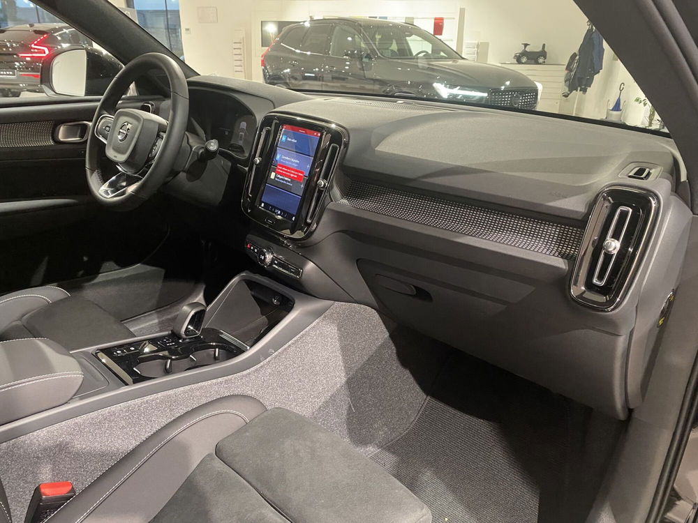 Volvo XC40 nuova a Bari (11)