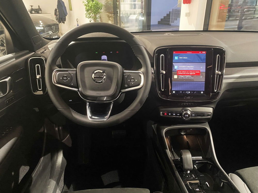 Volvo XC40 nuova a Bari (13)