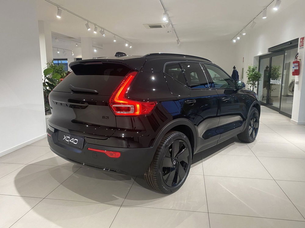 Volvo XC40 nuova a Bari (2)