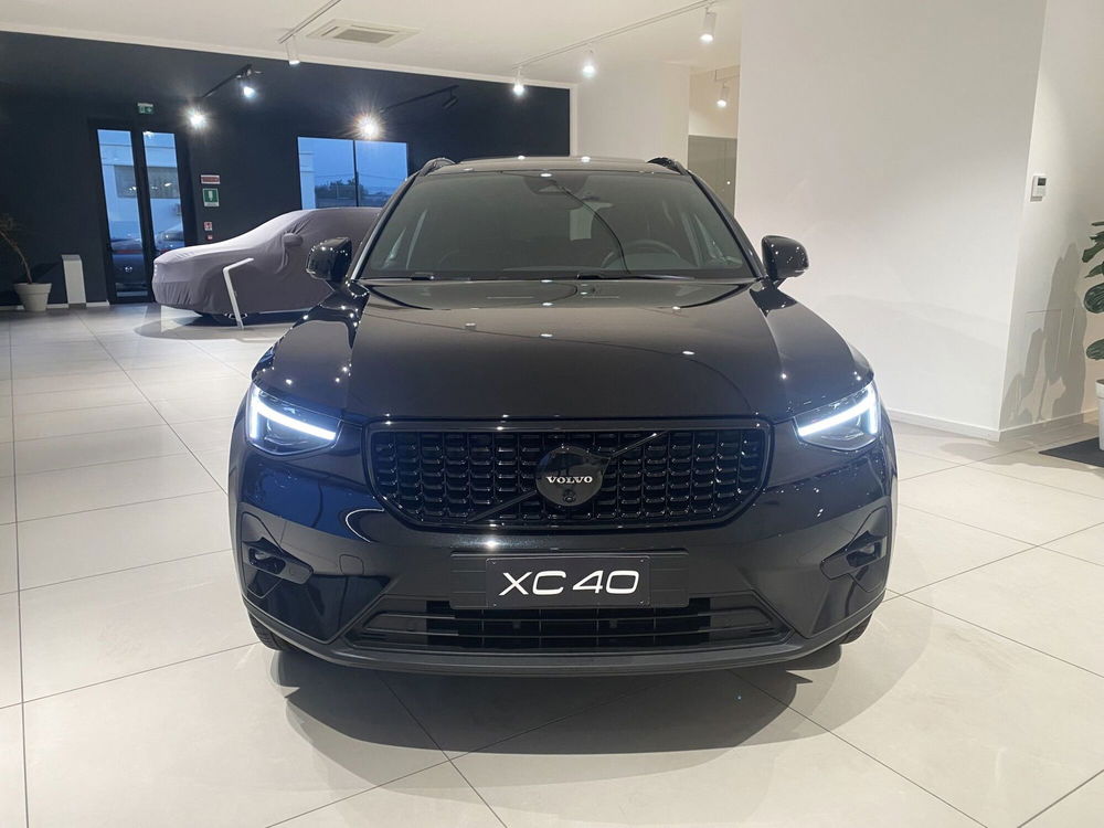 Volvo XC40 nuova a Bari (3)