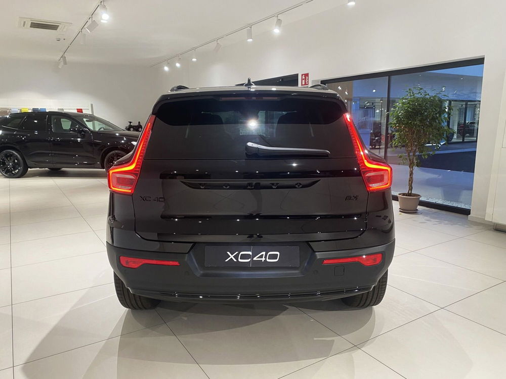 Volvo XC40 nuova a Bari (4)