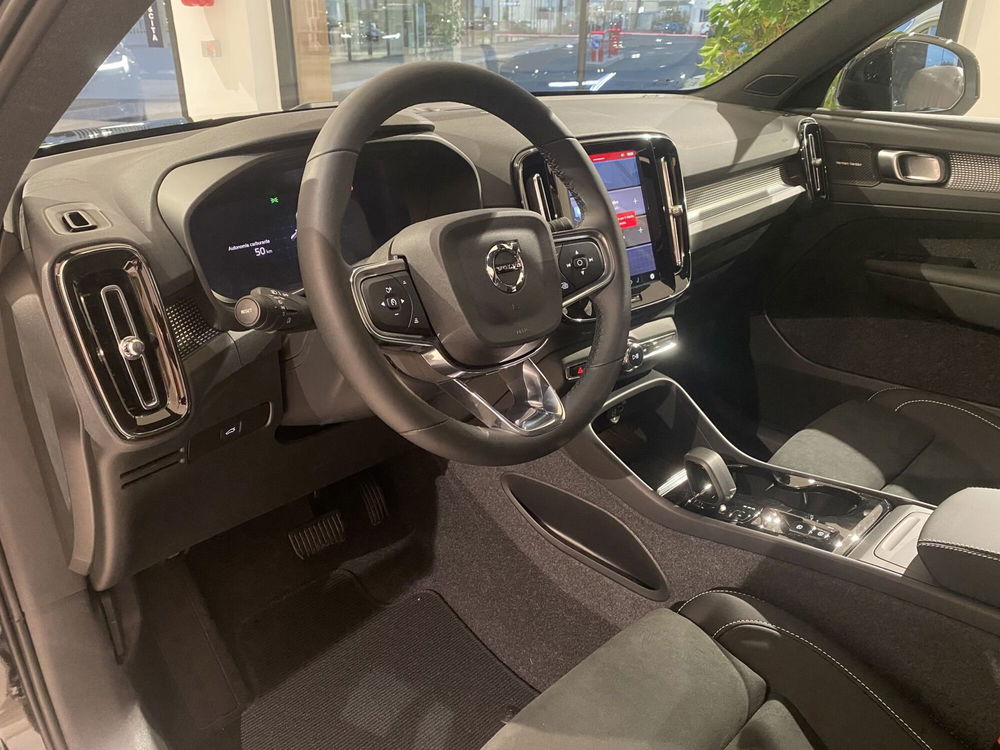 Volvo XC40 nuova a Bari (9)