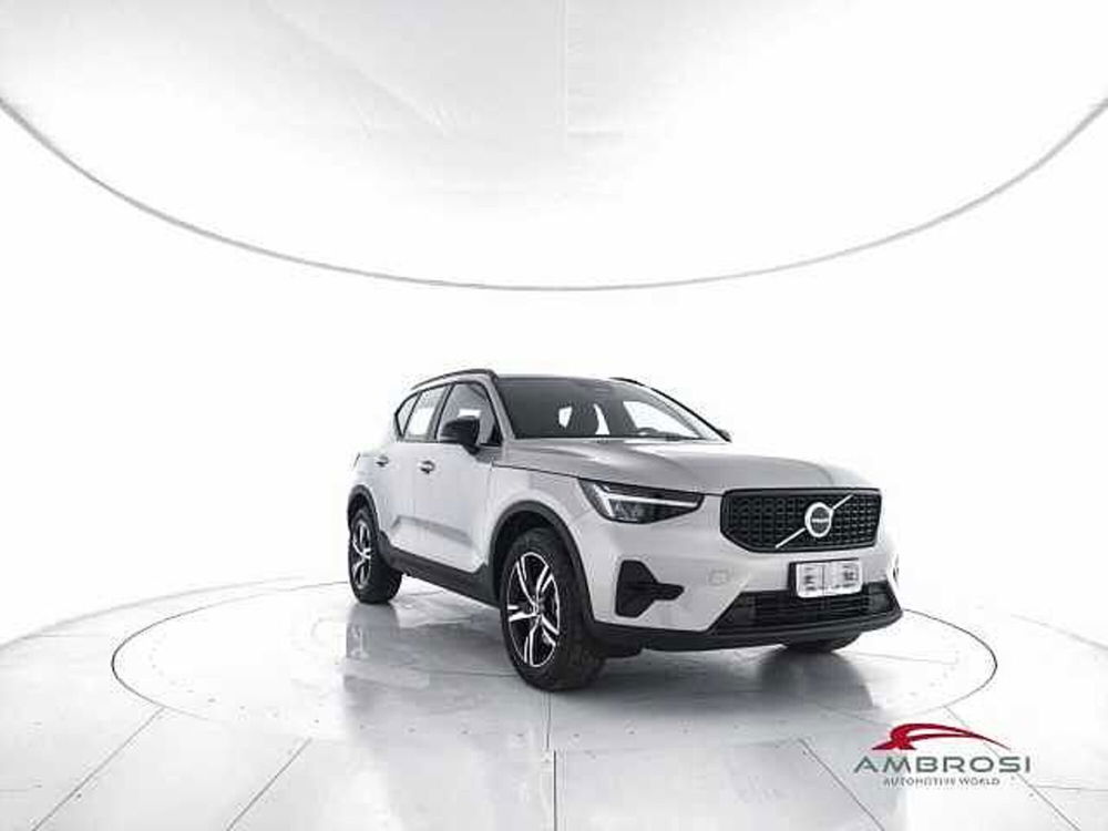 Volvo XC40 nuova a Viterbo (2)