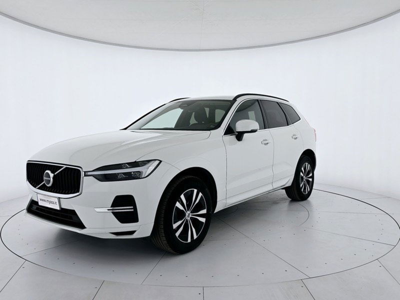 Volvo XC60 B4 (d) AWD Geartronic Momentum Pro  del 2022 usata a Alessandria