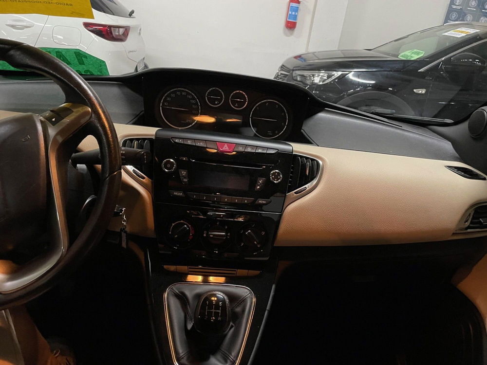 Lancia Ypsilon usata a Lucca (8)