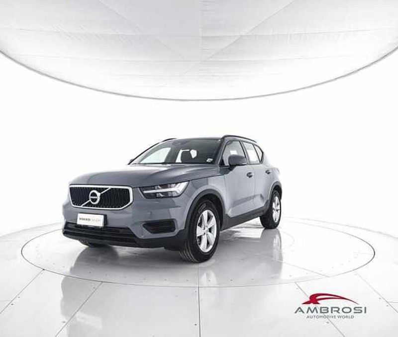 Volvo XC40 T2 Momentum Core  del 2021 usata a Viterbo