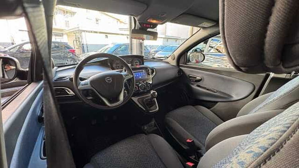 Lancia Ypsilon usata a Milano (17)