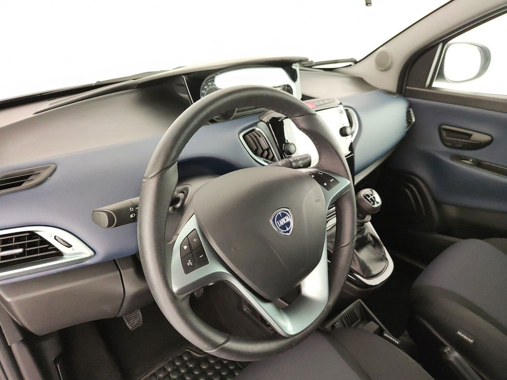 Lancia Ypsilon usata a Caserta (19)