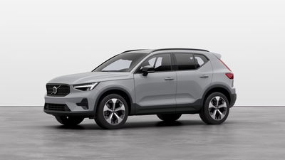 Volvo XC40 B3 automatico Plus Dark  nuova a Como