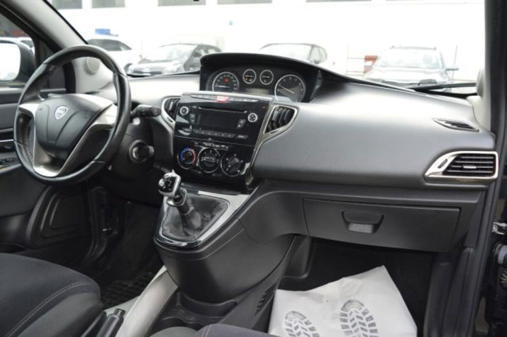 Lancia Ypsilon usata a Latina (9)